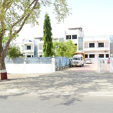River Touch Resort Silvassa Bagian luar foto