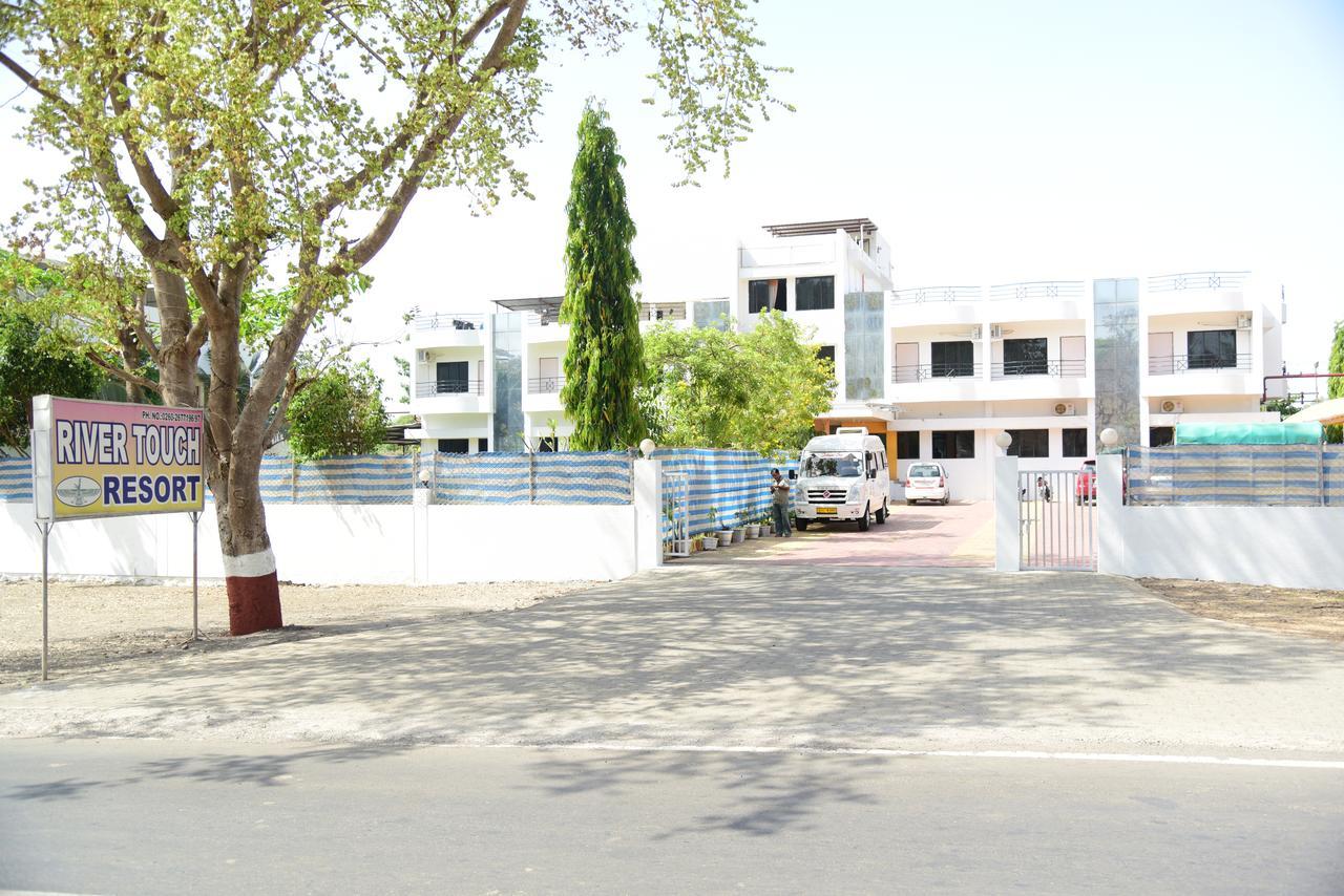 River Touch Resort Silvassa Bagian luar foto
