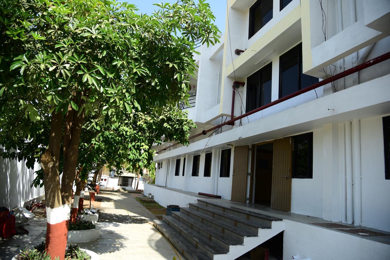 River Touch Resort Silvassa Bagian luar foto