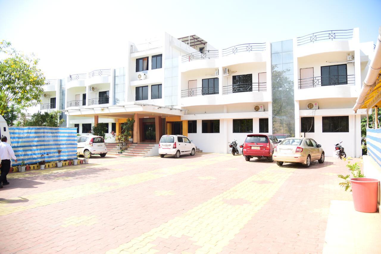 River Touch Resort Silvassa Bagian luar foto